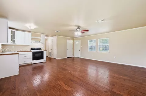 Living - 1127 Parr St, Luling, TX 78648 photo 3 of 4