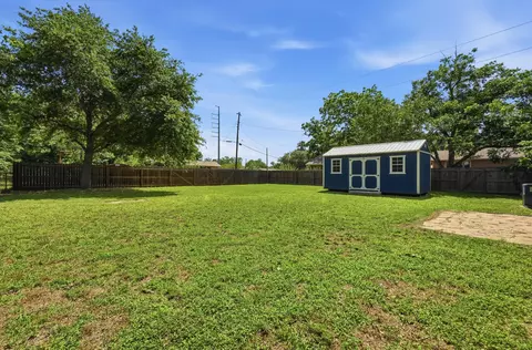 Exterior - 1127 Parr St, Luling, TX 78648 photo 5 of 8