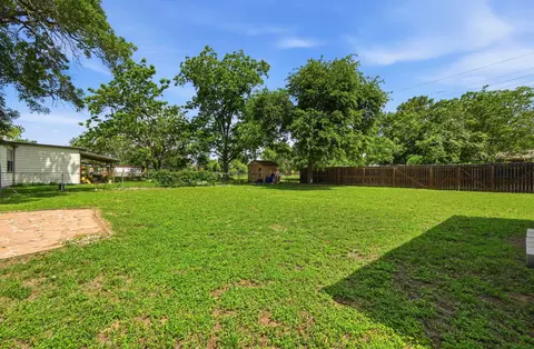 Exterior - 1127 Parr St, Luling, TX 78648 photo 8 of 8
