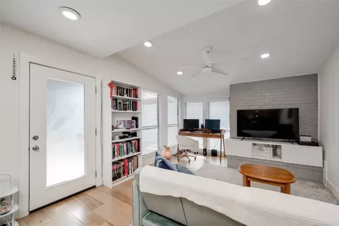 909 Reinli St #222, Austin, TX 78751