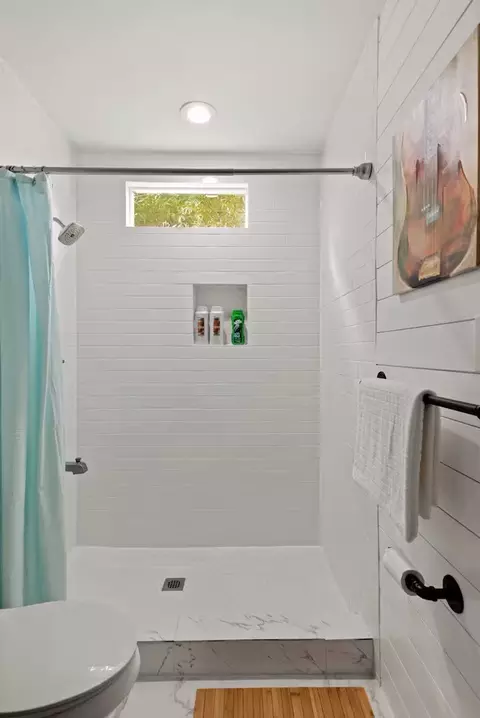 Bath - 307 E 35th St #A, Austin, TX 78705 photo 2 of 3
