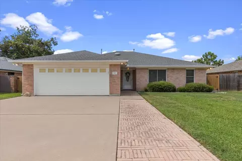 805 Craddock Ct, Smithville, TX 78957