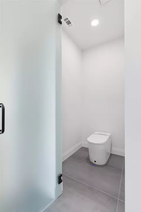 Bath - 5013 Rob Scott St, Austin, TX 78721 photo 5 of 8