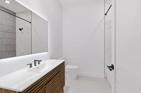 Bath - 5013 Rob Scott St, Austin, TX 78721 photo 6 of 8