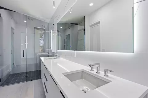 Bath - 5013 Rob Scott St, Austin, TX 78721 photo 3 of 8