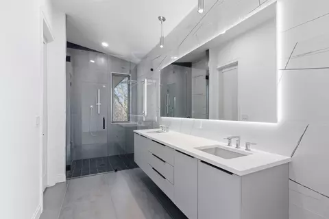 Bath - 5013 Rob Scott St, Austin, TX 78721 photo 2 of 8