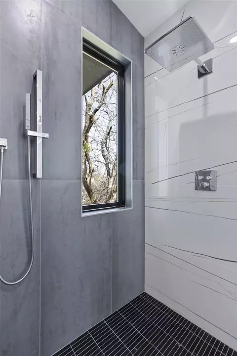 Bath - 5013 Rob Scott St, Austin, TX 78721 photo 4 of 8