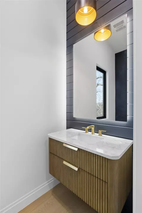 Bath - 5013 Rob Scott St, Austin, TX 78721 photo 1 of 8