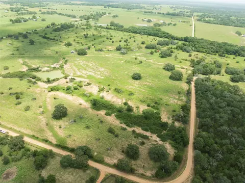 04 Cr 212, Hallettsville, TX 77964