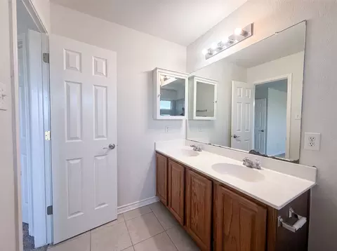 Bath - 40 Verde Ranch Loop, Leander, TX 78641 photo 2 of 5