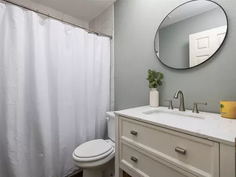Bath - 2807 Declaration Cir, Lago Vista, TX 78645 photo 2 of 2