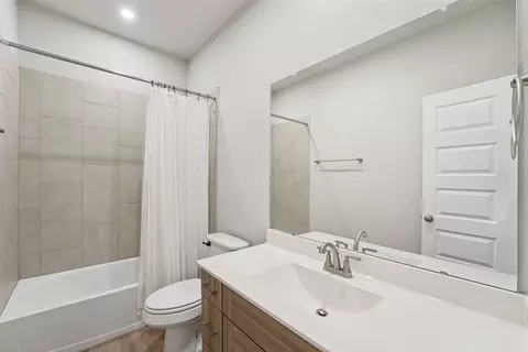 Bath - 1108 Sweetspire St, Leander, TX 78641 photo 2 of 2