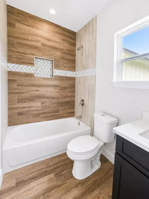 Bath - 904 E Austin St, Luling, TX 78648 photo 1 of 2