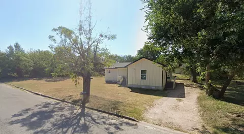Other - 904 E Austin St, Luling, TX 78648 photo 2 of 2