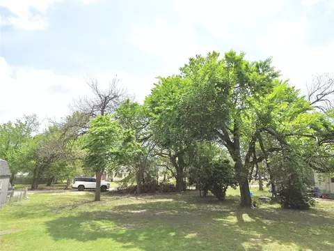 303 E Wolf St, Granger, TX 76530