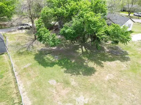 303 E Wolf St, Granger, TX 76530 photo 5