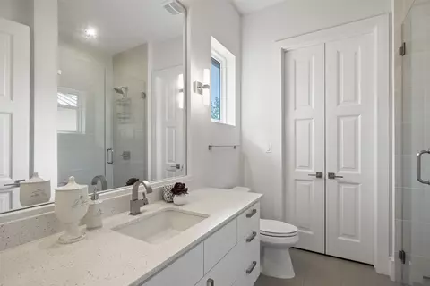 Bath - 8317 Carranzo Dr, Austin, TX 78735 photo 6 of 7