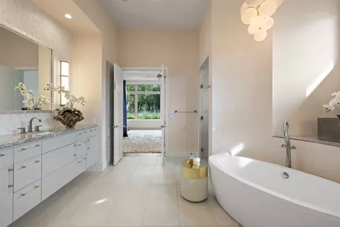 Bath - 8317 Carranzo Dr, Austin, TX 78735 photo 3 of 7