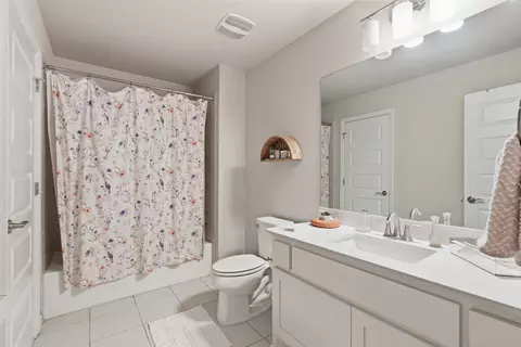 Bath - 170 Rosling Dr, Buda, TX 78610 photo 3 of 3