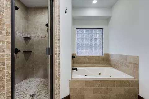 Bath - 116 Apache Trl, Georgetown, TX 78633 photo 2 of 5