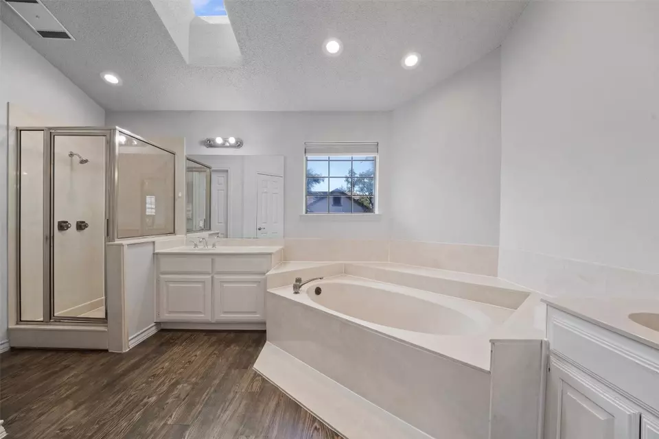 Bath - 11310 Spicewood Club Dr #21, Austin, TX 78750 photo 2 of 4