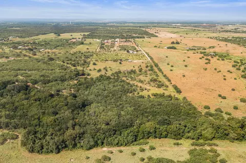 625 Callihan Rd, Luling, TX 78648 photo 8
