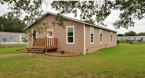 245 Cross Lake Dr, Pleasanton, TX 78064