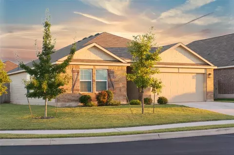 527 N Hendelson Ln, Hutto, TX 78634