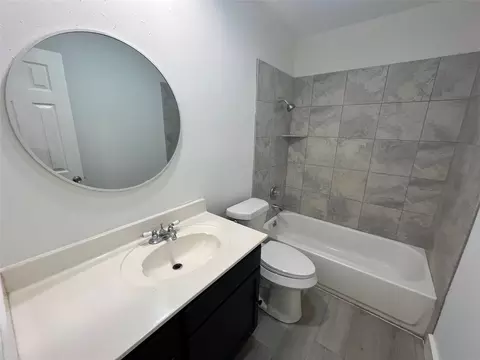 Bath - 322 Mcclendon Dr, Elgin, TX 78621 photo 3 of 4