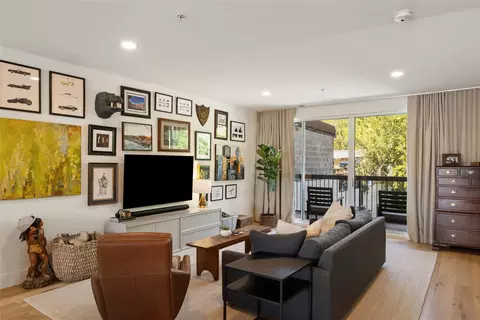 2906 S 1st St #201, Austin, TX 78704