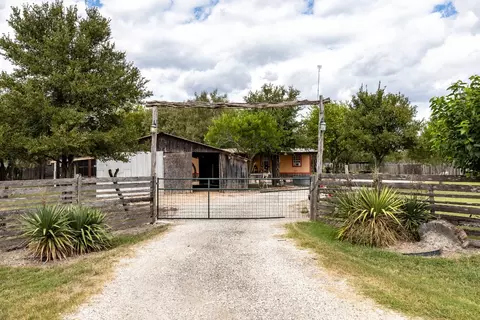 310 Union Hill Rd, Luling, TX 78648