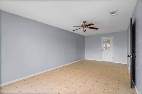 Living - 650 W Austin Rd, Luling, TX 78648 photo 5 of 5