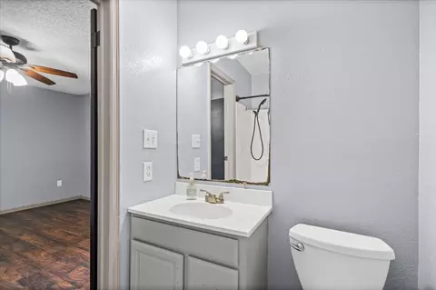 Bath - 650 W Austin Rd, Luling, TX 78648 photo 1 of 2