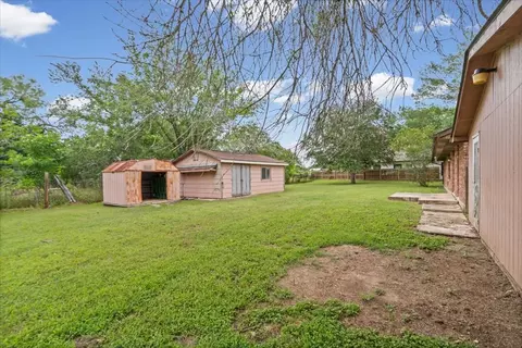 Exterior - 650 W Austin Rd, Luling, TX 78648 photo 3 of 4