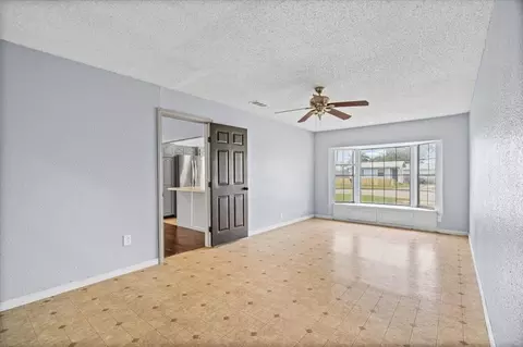 Living - 650 W Austin Rd, Luling, TX 78648 photo 4 of 5