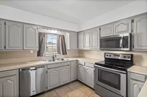 Kitchen - 650 W Austin Rd, Luling, TX 78648 photo 1 of 1