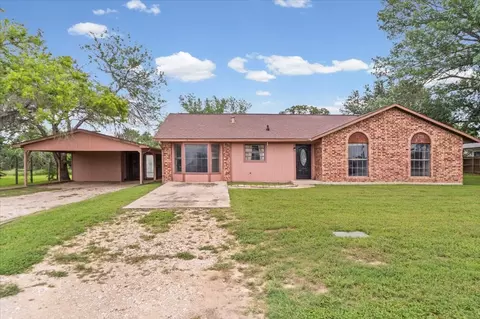 Exterior - 650 W Austin Rd, Luling, TX 78648 photo 2 of 4