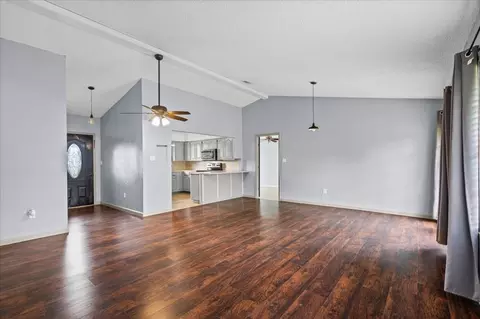 Living - 650 W Austin Rd, Luling, TX 78648 photo 2 of 5