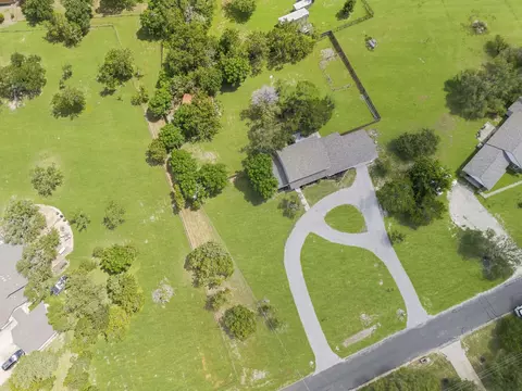411 Carriage Oaks Dr, Liberty Hill, TX 78642