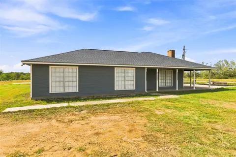 Exterior - 1871 Bridle Path Rd, Luling, TX 78648 photo 2 of 3