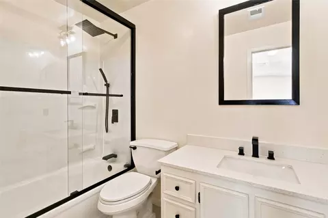 Bath - 1871 Bridle Path Rd, Luling, TX 78648 photo 2 of 5
