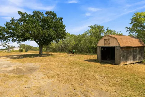 Exterior - 1871 Bridle Path Rd, Luling, TX 78648 photo 1 of 3