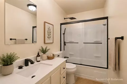 Bath - 1871 Bridle Path Rd, Luling, TX 78648 photo 3 of 5