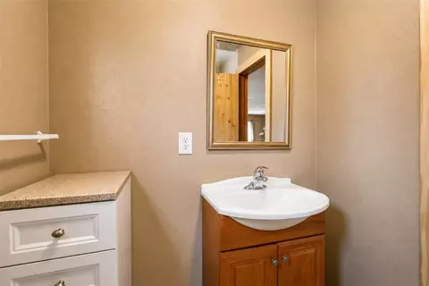 Bath - 1871 Bridle Path Rd, Luling, TX 78648 photo 4 of 5