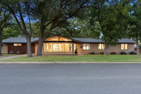806 W Schubert St, Fredericksburg, TX 78624