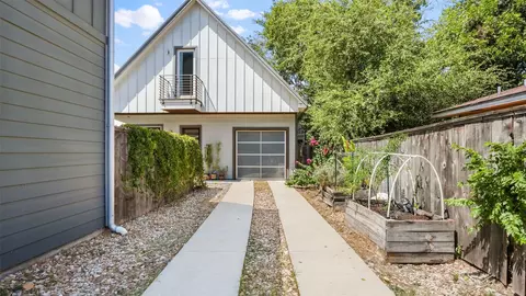 902 Calle Limon Rd #B, Austin, TX 78702