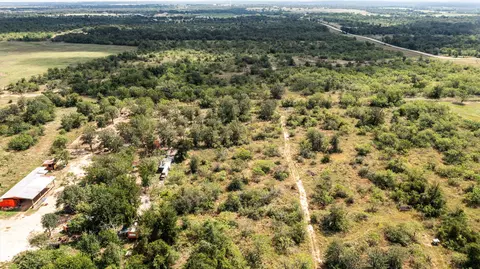 1411 Bugtussle Ln, Luling, TX 78648 photo 10