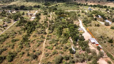 1411 Bugtussle Ln, Luling, TX 78648 photo 17