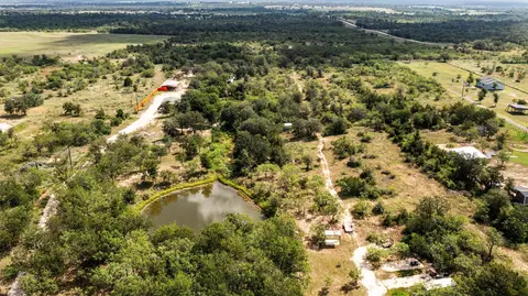 1411 Bugtussle Ln, Luling, TX 78648 photo 7