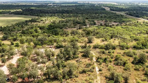 1411 Bugtussle Ln, Luling, TX 78648 photo 11